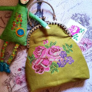 Vintage rooside&kannikestega kotike, sanga peal pärlid.