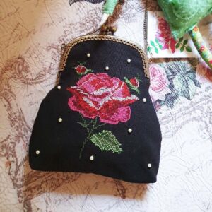 Vintage tikitud roosi-ja pärlitega kotike
